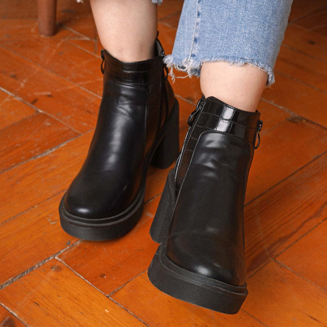 Heels Boots With Side Zipper - Black