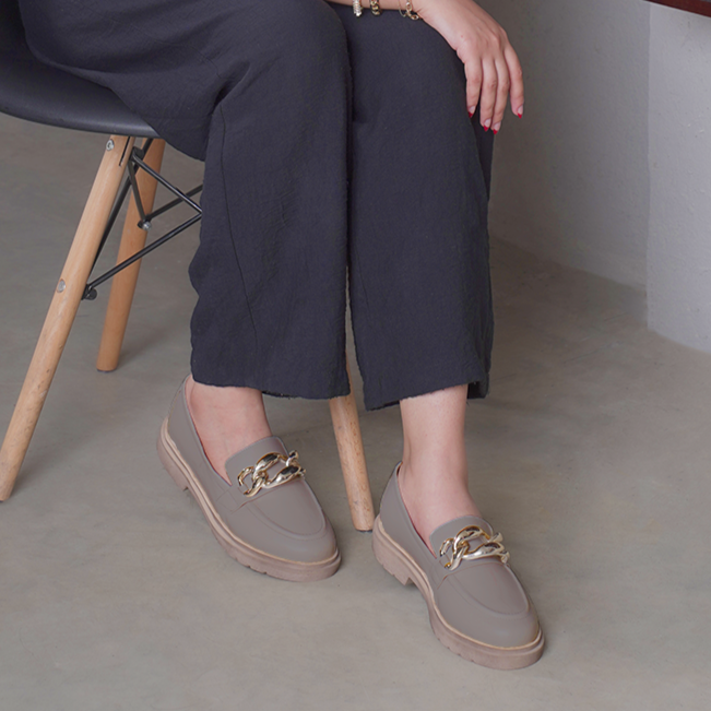 Chic Black Slip-On Loafers with Gold Chain -cafe