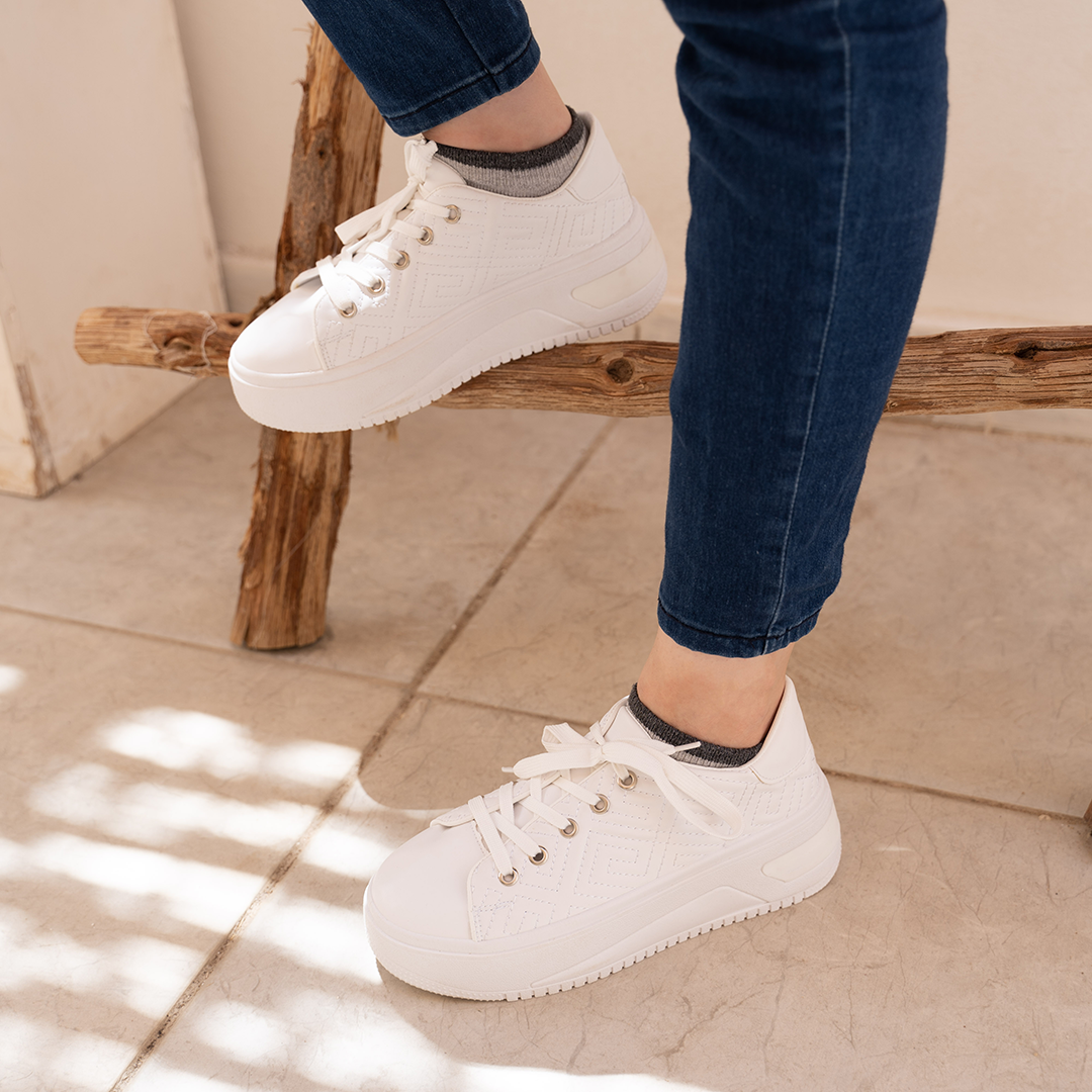 Stride | Lace Up Sneakers - White